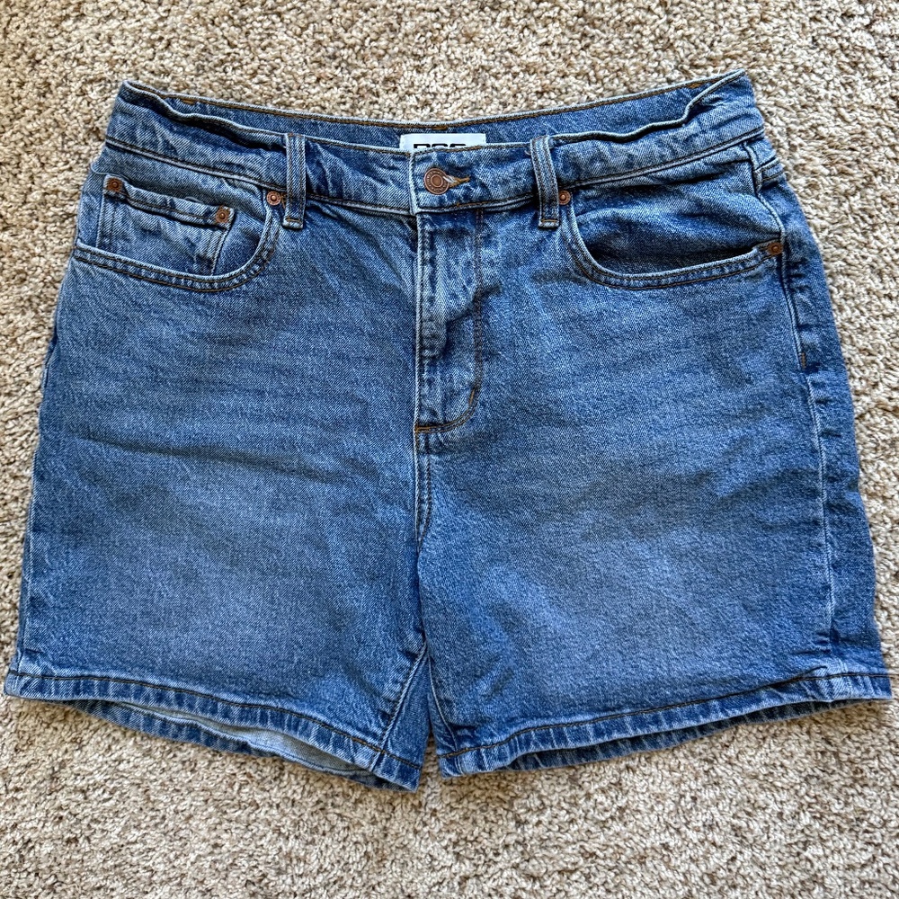 RSQ size 29 Midi Short 90’s style